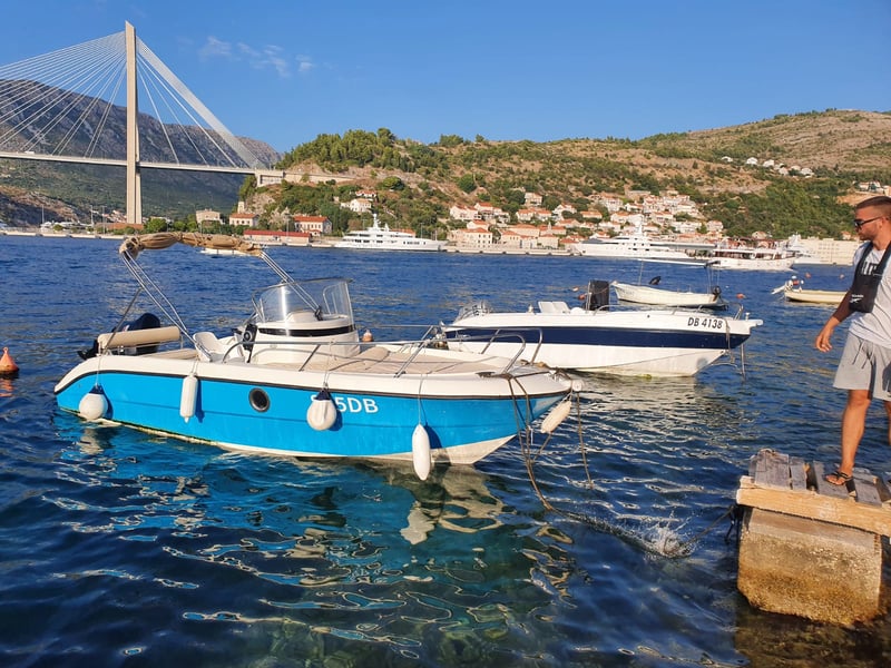 Small speedboats moored in Gruž harbour, with the Franjo Tuđman Bridge behind